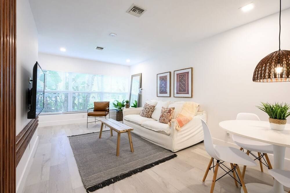 Beautiful And Comfortable Apt in Victoria Park - פורט לודרדייל - סלון