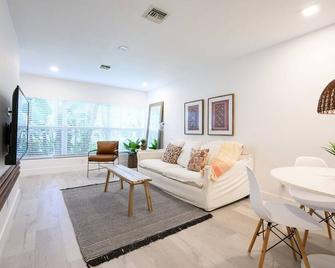 Beautiful And Comfortable Apt in Victoria Park - Fort Lauderdale - Living room