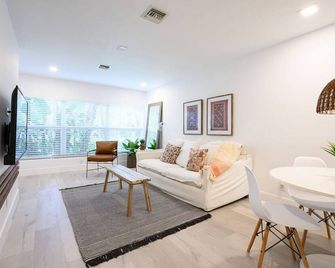 Beautiful And Comfortable Apt in Victoria Park - פורט לודרדייל - סלון