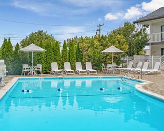 A Wave Inn - Montauk - Piscina