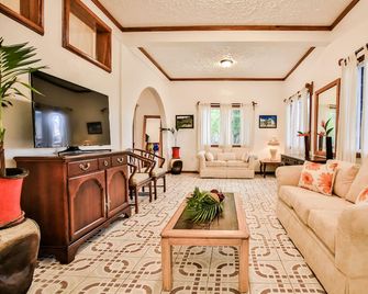 Falling Leaves Lodge - San Ignacio - Wohnzimmer