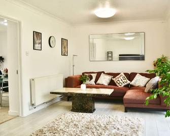 5 bedroom detached house sleeps 13 spacious Parking 5 mins driving to Bicester Village - Bicester - Living room