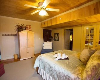 Bees B & B - Mount Airy