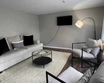 Horace House On The Hill - Osseo - Living room