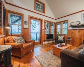 Oceanfront Cabin with Breathtaking Views! Sitka Cabin - Ucluelet - Sala de estar