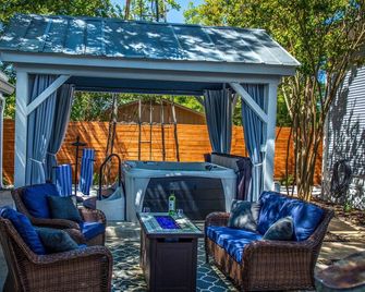 Wine & Hill Country Retreat | Hot Tub | Fire Pit - Fredericksburg - Patio