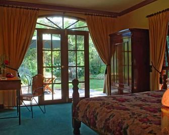 Anchor Cottage Seaside Luxury Spa B&B - Aldinga - Bedroom