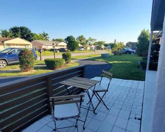 Entire Residential Home w/Pool!br, 20min from beaches, mall & airport - North Lauderdale - Patio