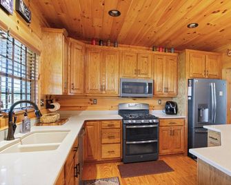 Cozy Country Cabin near Savannah, Georgia The Perfect Staycation - Glennville - Kitchen