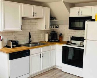 Cozy Downtown Modern Condo in the Heart of it all - Cleveland - Kitchen