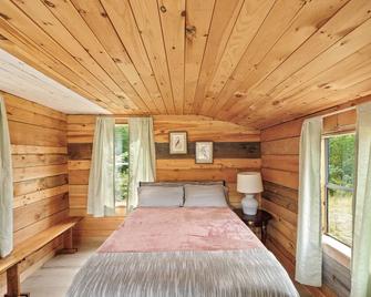 Cute Cabin in the Woods - Surry - Schlafzimmer