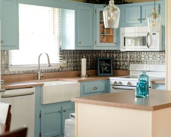 Elegant Cottage Rental for Groups near Greensburg, Kentucky - Columbia - Kitchen