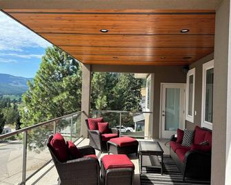 Mountain View Home with hot tub close to prime areas for outdoor enthusiasts - Lumby - Balcony