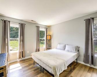 Charming Jacksonville Abode with Patio! - Jacksonville - Bedroom