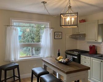 Charming Bungalow in the Heart of Elora - Elora - Kitchen