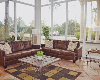 Miami Gardens Inn & Suites - Miami - Living room