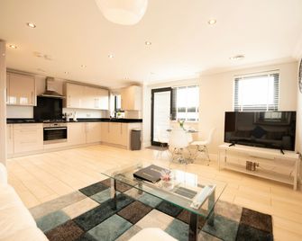 Malthouse Court - Reading - Living room
