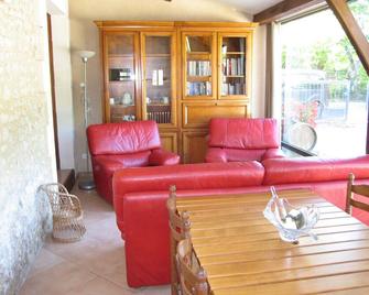 Get together with family and friends. - Saint-Séverin - Sala de estar