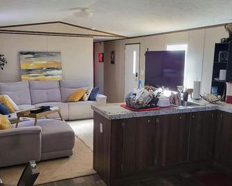 Newly furnished spacious home out in the stix w peace n quiet - Stanton - Living room