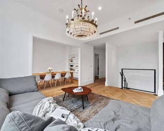 Clinton by Rove Travel 3BR Duplex with Backyard - Nueva York - Sala de estar