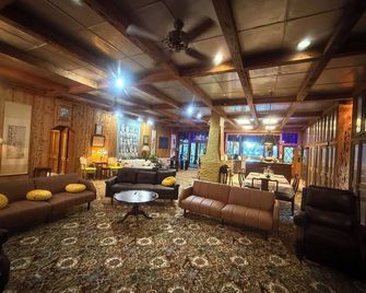 A unique vacation resort- former Florida Governor’s family estate lake house - Starke - Lounge