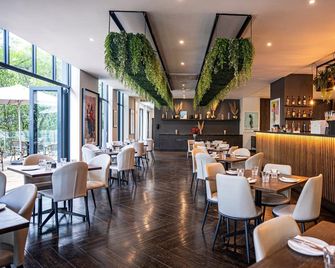 The Catalyst Apartment Hotel by Newmark - Йоганнесбург - Ресторан