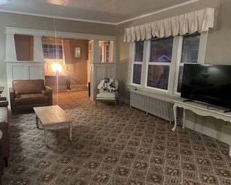 Historic 1921 2-bedroom house in beautiful North Hill - Pendleton - Living room