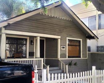 2-bdr home, walk to the beach, mins to the Convention Center & Cruise Terminal - Long Beach - Building