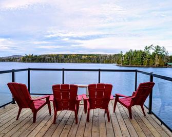 Muskoka Getaway on Peninsula Lake, Beautifully Decorated New Built Cottage - Huntsville - Balcony