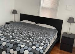 Federal Hill Two bedroom King bed Parking Down-town please read description - Providence - Bedroom