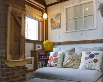 Tiny House At Leaser Lake B And B -- Cozy, Comfortable, Private Country Getaway - Kempton - Living room