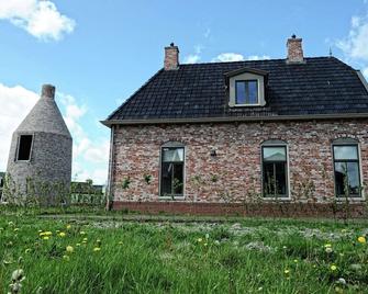 Heritage Holiday Home In Zoutkamp With Garden - Zoutkamp - Edificio