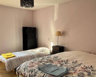Appartement indépendant dans jolie ferme vosgienne 1814 rénovée - Remiremont - Slaapkamer