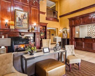 Best Western Plus Crown Colony Inn & Suites - Lufkin - Lobby