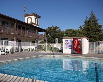 Ez 8 Motel Newark - Newark - Basen