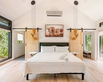 Relaxing Modern stay on a Ranch - Cedar Creek