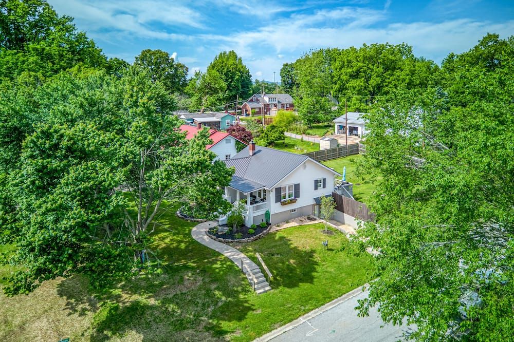 Great location just two minutes from downtown square with a Hot Tub! - Harrison - Building