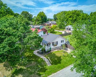 Great location just two minutes from downtown square with a Hot Tub! - Harrison - Building