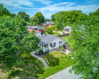 Great location just two minutes from downtown square with a Hot Tub! - Harrison - Building