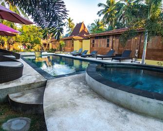 Salim Beach Resort - Pemenang - Piscina
