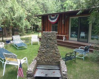 Unique log cottage with view of Lake Michigan-pet friendly! - Charlevoix - Patio