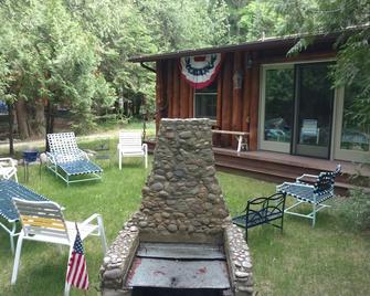 Unique log cottage with view of Lake Michigan-pet friendly! - Charlevoix - Außenansicht