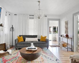 Bohemian Styled Home with Bonus Game Room - Kannapolis - Living room