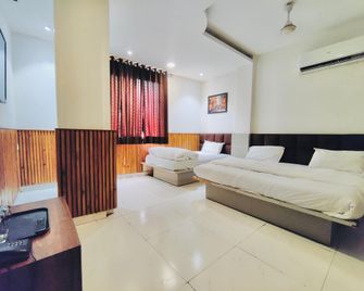 Hotel Shri Saai Deluxe Rooms- Budget Hotel On Gt Karnal Road, Easy Check-In, Value Of Money - Niu Đê-li - Phòng ngủ