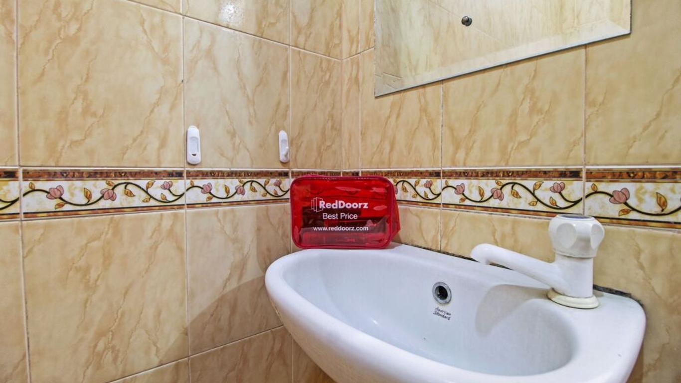 RedDoorz Plus near Ciputra World Kuningan 2