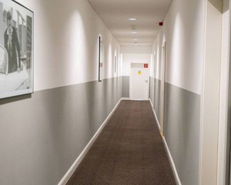 Vienna Residence | Spacious and modernly furnished 1-bedroom flat for your temporary stay in Frankfurt close to the Old Opera #6067 - פרנקפורט אם מיין - מסדרון