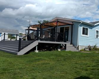 Great quiet cottage, river/channel/ship views, large Deck and Dock. No FEES! - Clayton - Building