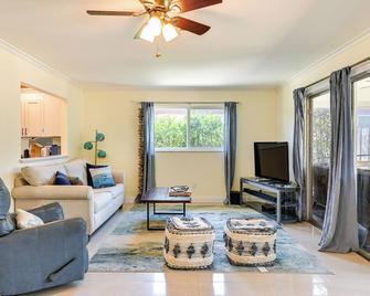 Pet-Friendly Naples Vacation Rental Near Beach! - Naples - Sala de estar