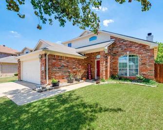 Charming and Conveniently city center - Euless - Building