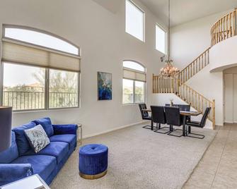 Golfer's Paradise: Oro Valley Home w/ Pool! - Oro Valley - Soggiorno